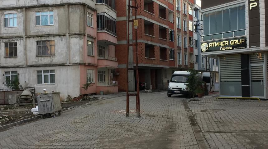 Elektrik direği yol ortasında kaldı