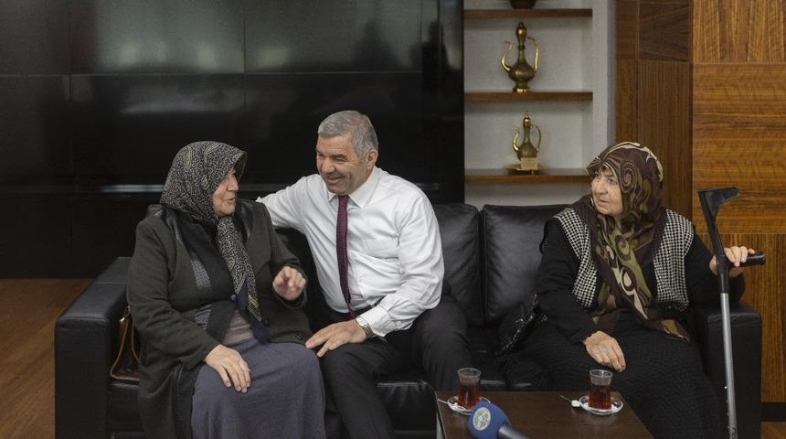 Yaşlı destek projesi kapsamında hizmet verdiği yaşlılar Başkan &Ccedil;elik&rsquo;i ziyaret etti ve &ldquo;Dualarımız sizinle&rdquo; mesajı verdi