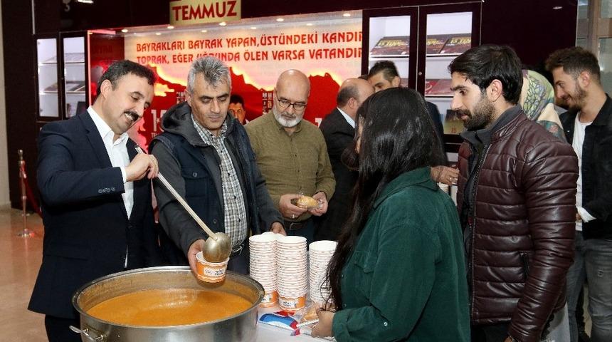 Aİ&Ccedil;&Uuml;&rsquo;de &ouml;ğrencilere &ccedil;orba ikramı