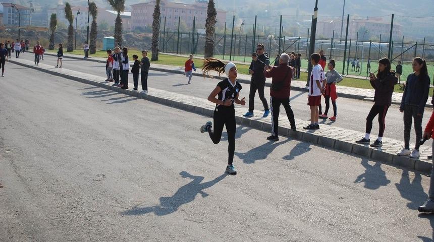 Salihli’de öğrenciler Atatürk’ü anmak için koştu