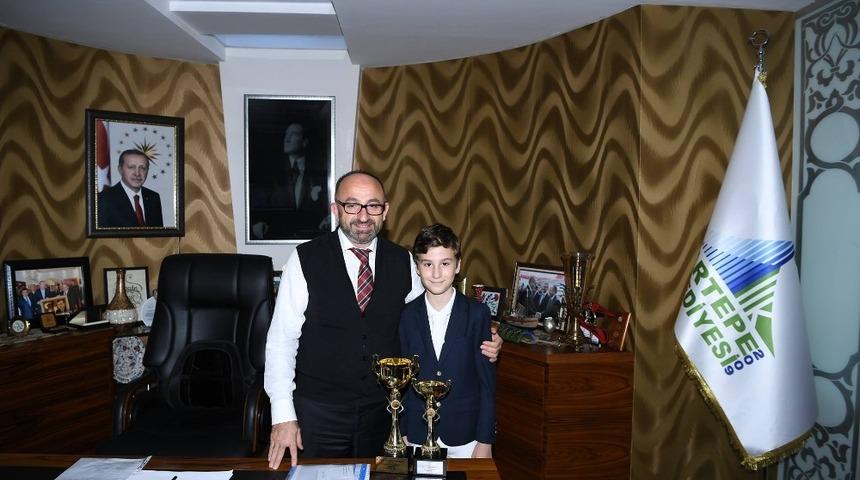 Başkan Üzülmez, minik şampiyonu makamında ağırladı