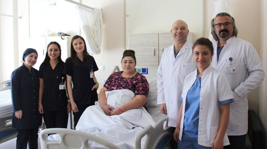 Sırt ağrısıyla başvurdu, karnından 5 kiloluk kitle &ccedil;ıkarıldı