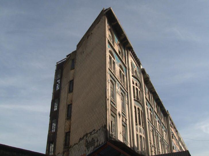 Eminönü'nde asırlık Liman Han, Pisa Kulesi gibi eğiliyor G2