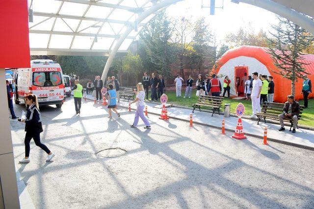 Acıbadem Kayseri Hastanesinde sarı ve yeşil kod tatbikatı yapıldı