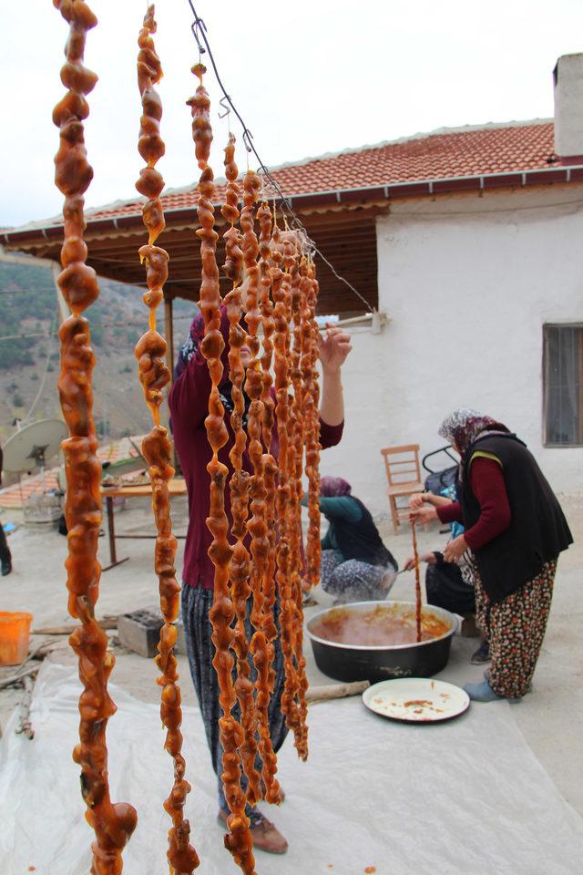 Ürettikleri 'bandırma' ve yöresel ürünleri satmak istiyorlar