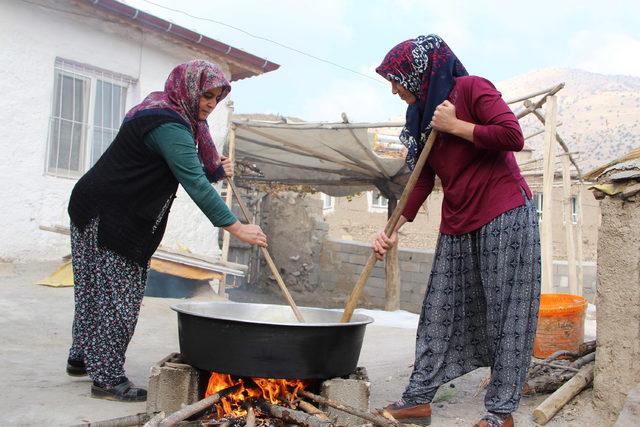 Ürettikleri 'bandırma' ve yöresel ürünleri satmak istiyorlar