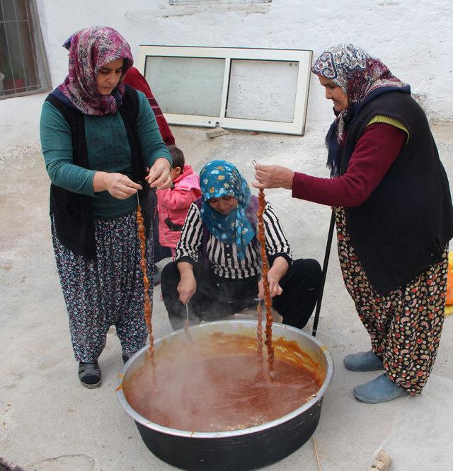 Ürettikleri 'bandırma' ve yöresel ürünleri satmak istiyorlar