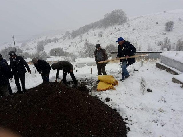 Köylüler mezar açamayınca özel idare ekipleri devreye girdi