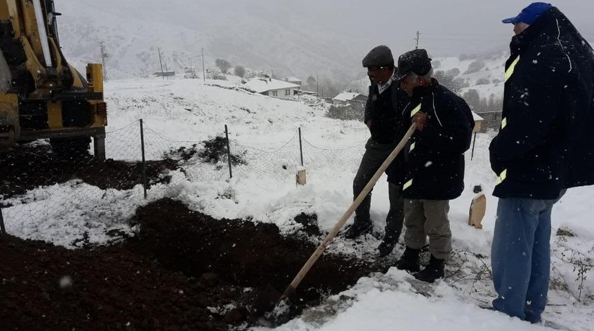 K&ouml;yl&uuml;ler mezar a&ccedil;amayınca &ouml;zel idare ekipleri devreye girdi