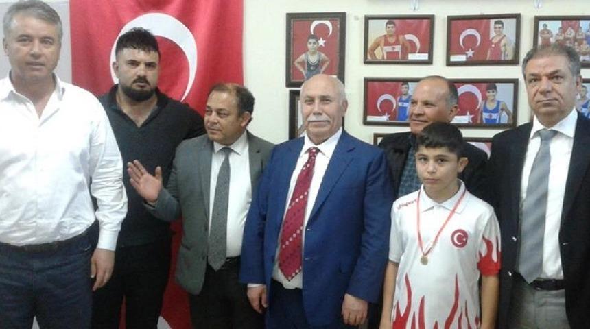 Şampiyon g&uuml;reş&ccedil;iye Cumhuriyet altını