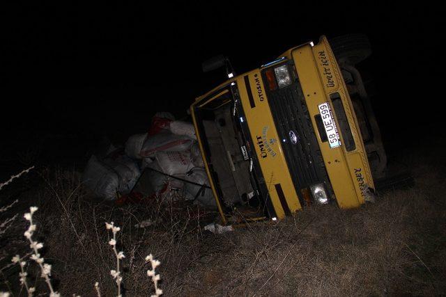 Yoldan çıkan kamyonun sürücüsü hastaneye kaldırıldı