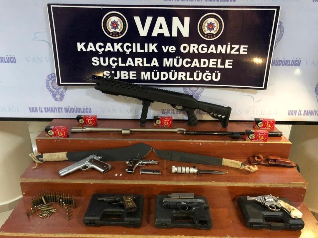 Van&rsquo;da ruhsatsız tabanca ve t&uuml;fek ele ge&ccedil;irildi