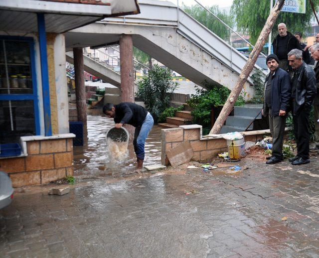 Reyhanlı'da sağanak, su baskınlarına neden oldu