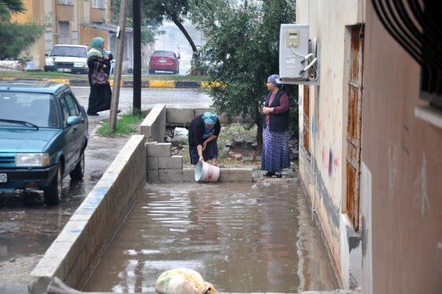 Reyhanlı'da sağanak, su baskınlarına neden oldu