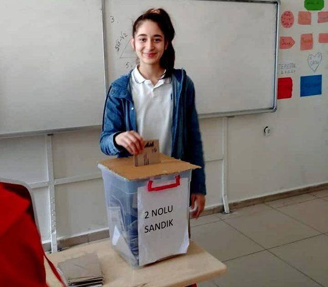 Öğrenciler demokrasi kültürünü öğreniyor