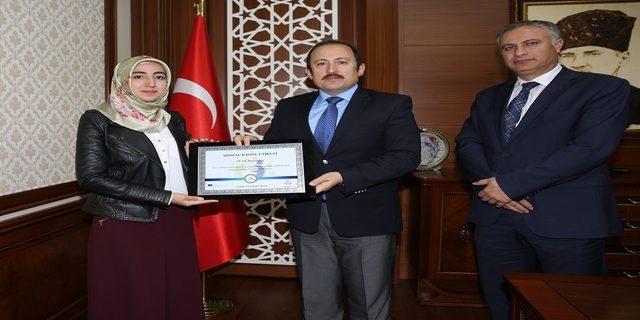 Vali Pehlivan, proje ödülü alan öğretmenlerin belgelerini takdim etti