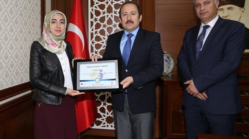 Vali Pehlivan, proje &ouml;d&uuml;l&uuml; alan &ouml;ğretmenlerin belgelerini takdim etti