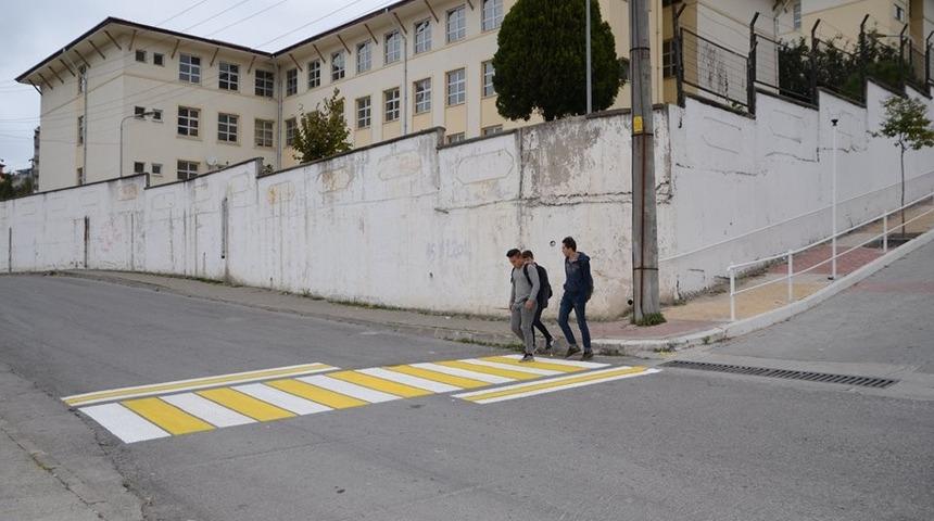 Okul &ouml;nlerine &uuml;&ccedil; boyutlu yaya ge&ccedil;idi
