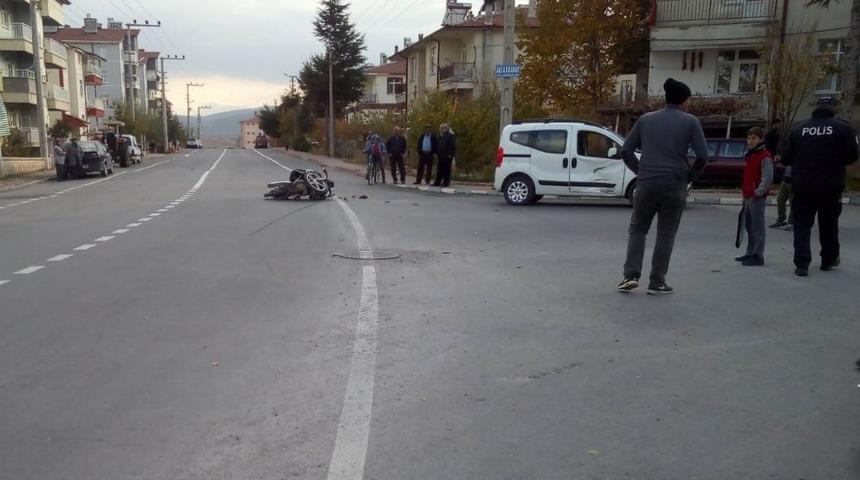 Motosikletle hafif ticari ara&ccedil; &ccedil;arpıştı: 2 yaralı