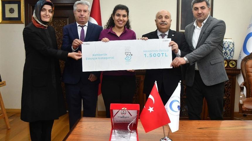 &Uuml;niversite &ouml;ğrencisi &ouml;d&uuml;le layık g&ouml;r&uuml;ld&uuml;