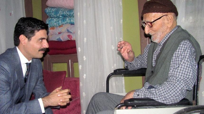 Kaymakam 10 &ccedil;ocuğu ve 50 torunu bulunan Hasan dedeyi ziyaret etti