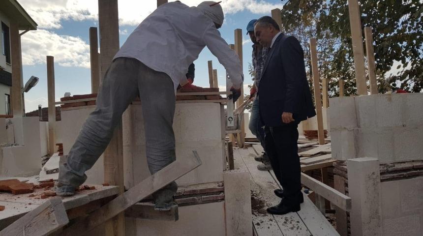 Başkan Dursun Ay restorasyon &ccedil;alışmalarını inceledi