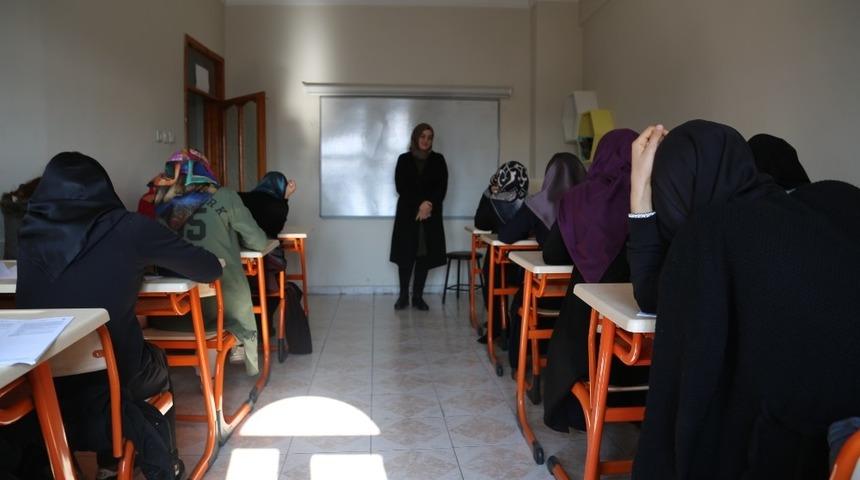 Kadınlar yaşam merkezleri ile aile b&uuml;t&ccedil;elerine katkı sağlıyor