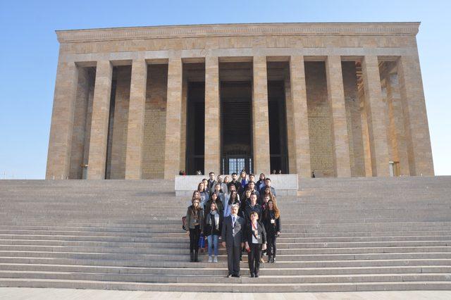 DAÜ'lü gençlerden Atatürk'e ziyaret