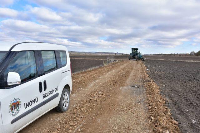 İnönü Belediyesi tarla yollarına bakım yaptı