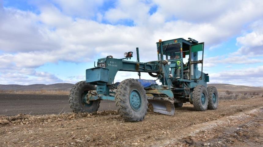 İn&ouml;n&uuml; Belediyesi tarla yollarına bakım yaptı