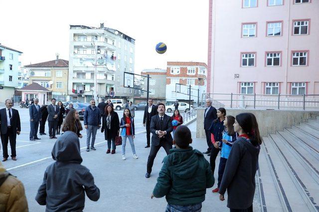 Başkan Tok, öğrencilere kitap dağıttı