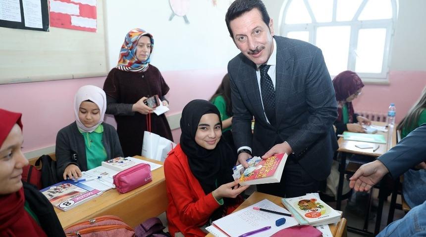 Başkan Tok, &ouml;ğrencilere kitap dağıttı
