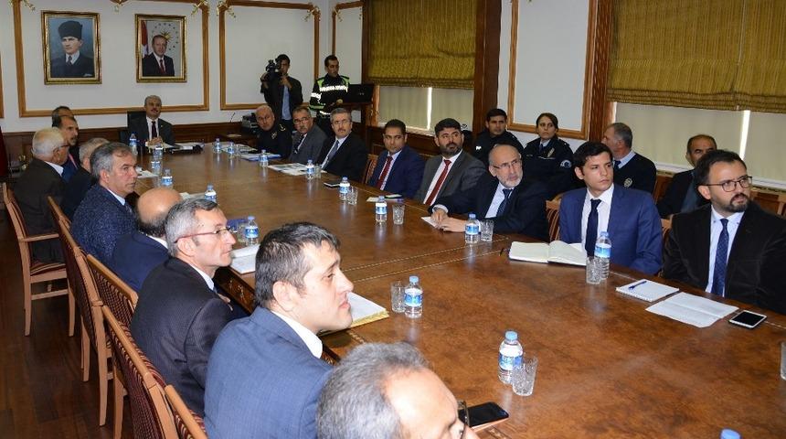 Vali Akın: "Kış aylarını sağlıklı ge&ccedil;irmek i&ccedil;in hazırlıklarımızı tamamlıyoruz"