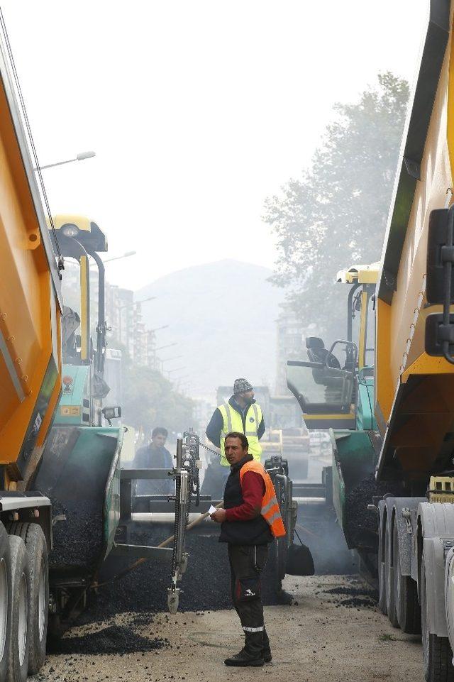 Başkan Çelik, 30 Ağustos Bulvarı’ndaki asfalt çalışmalarını takip etti
