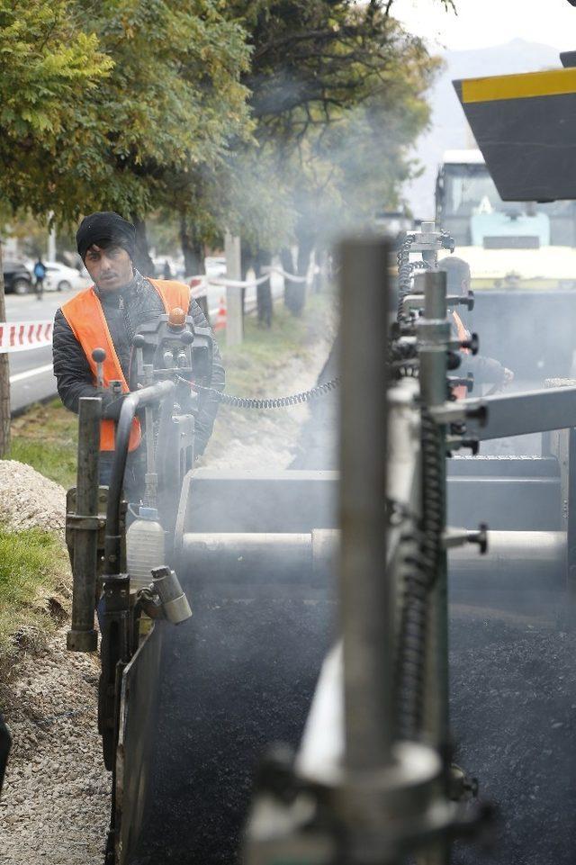 Başkan Çelik, 30 Ağustos Bulvarı’ndaki asfalt çalışmalarını takip etti