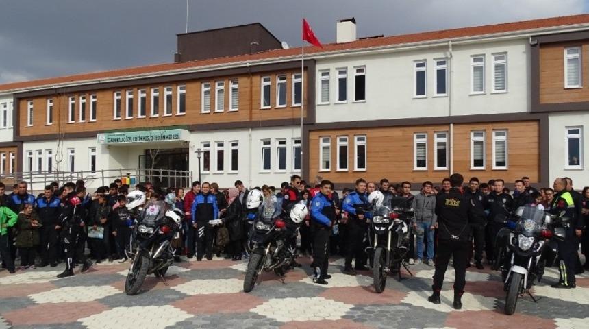 Engelleri &rsquo;polislik&rsquo; hayaline engel olmadı