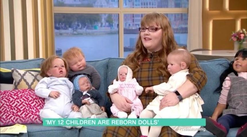 Her yere 12 oyuncak bebeğiyle gidiyor! Herkes onu konuşuyor