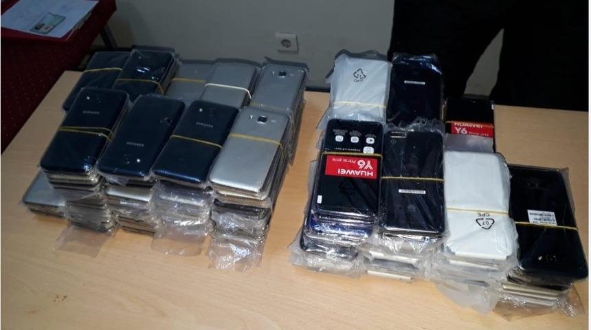 Ş&uuml;phe &uuml;zerine durdurulan motosikletten 200 ka&ccedil;ak cep telefonu &ccedil;ıktı