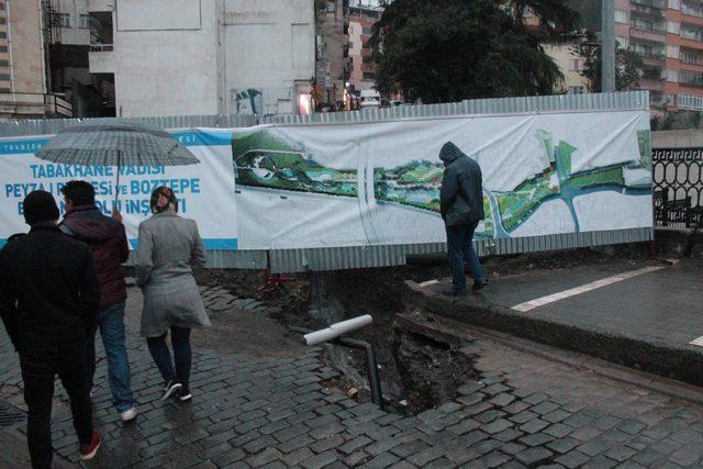 Trabzon'da tarihi köprü yakınındaki yol çöktü