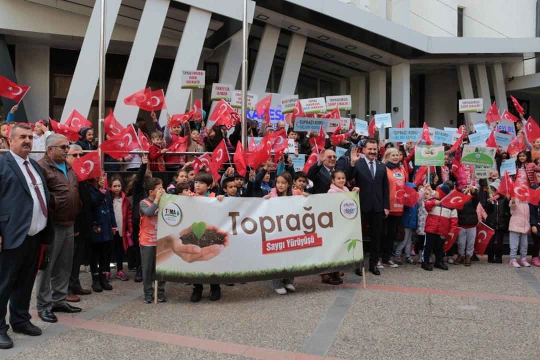 &Ouml;ğrenciler toprak i&ccedil;in y&uuml;r&uuml;d&uuml;