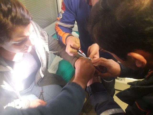 Genç kızın parmağına sıkışan yüzük, AFAD ekipleri tarafından çıkarıldı