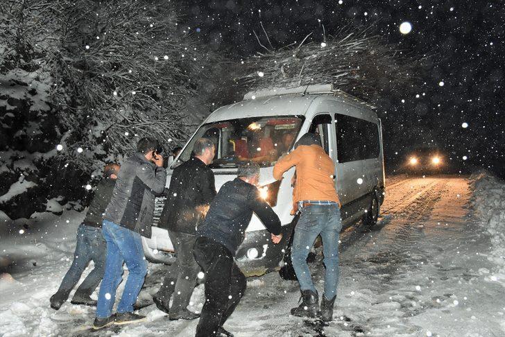Kar esareti başladı! Köy yolları ulaşıma kapandı G1