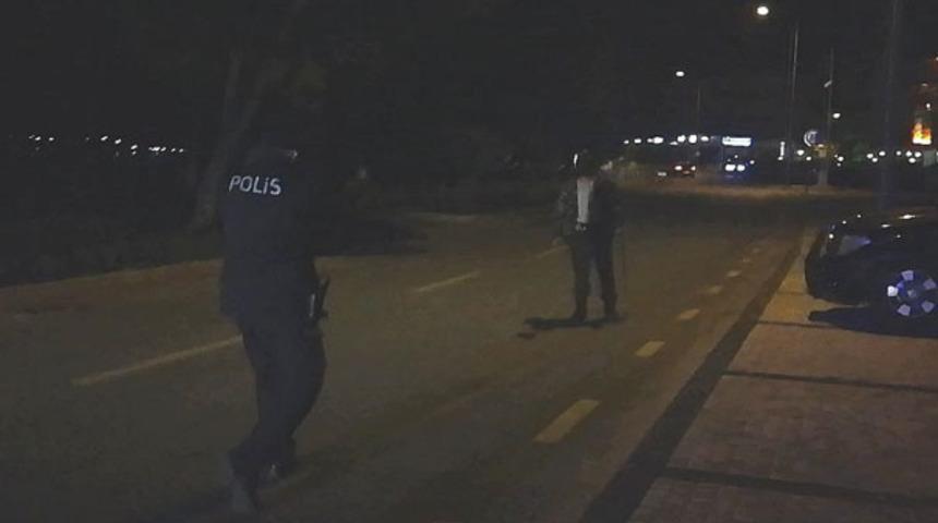 Polis alarma geçti! Elindeki silahla etrafa korku saldı
