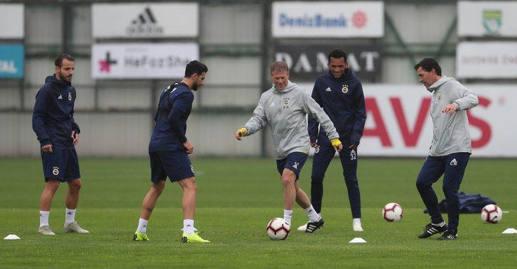 Hollanda basınına açıklamalarda bulunan Koemen, Fenerbahçe’de çalışmaktan keyif aldığını söyledi. 