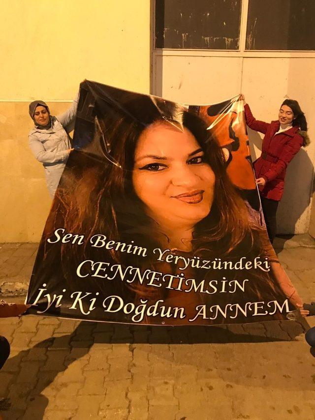 Annesinin doğum gününü Kale’ye astığı resimli pankartla kutladı