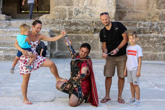 Aspendos Tiyatrosu, ziyaret&ccedil;ilerin g&ouml;zdesi 4