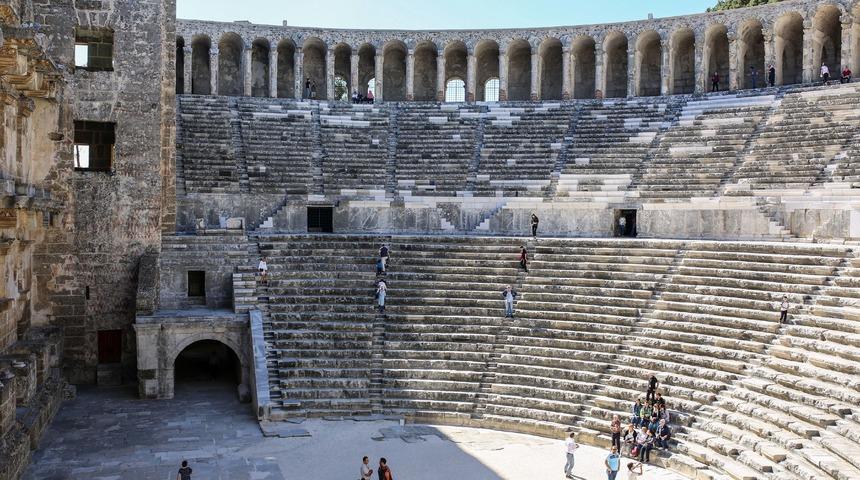 Aspendos Tiyatrosu, ziyaret&ccedil;ilerin g&ouml;zdesi