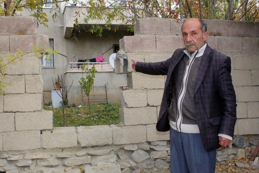 Van'da g&ouml;r&uuml;lmemiş mağduriyet! Evine, komşusunun duvarda a&ccedil;tığı delikten giriyor 