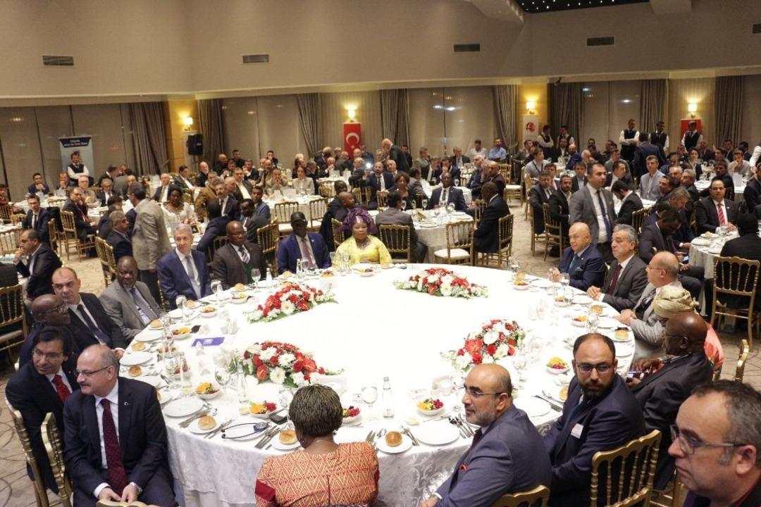 Afrikalı b&uuml;y&uuml;kel&ccedil;i ve ataşeler onuruna yemek