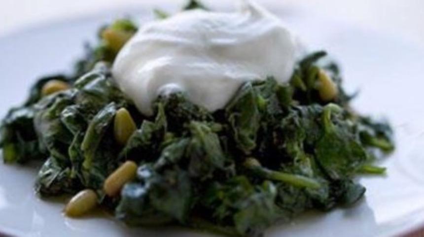 Ispanağı yoğurtla değil bakın neyle tüketmek gerekiyormuş!